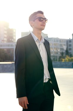 genç yakışıklı işadamı