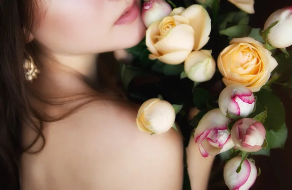 Nő a gazdaság a bouquet, Rózsa — Stock Fotó