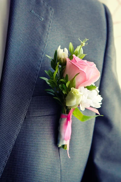 Свадебный костюм жениха — стоковое фото