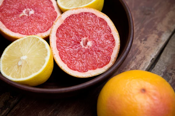 Грейпфрути з лимонами в мисці — стокове фото