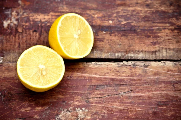 Лимон на дерев'яному столі — стокове фото