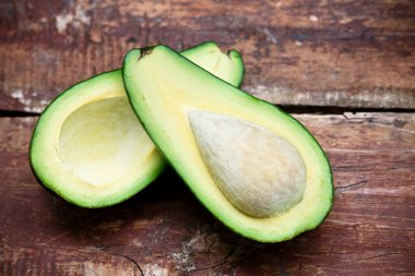Ahşap masa üzerinde avokado
