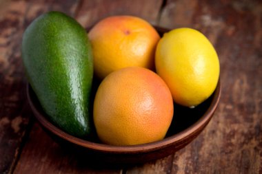 Greyfurt, limon ve avokado kabın içinde