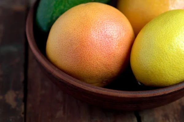 Грейпфрут, лимон і авокадо в мисці — стокове фото