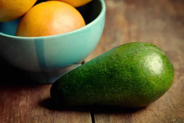 Грейпфрут, лимон і авокадо в мисці — стокове фото