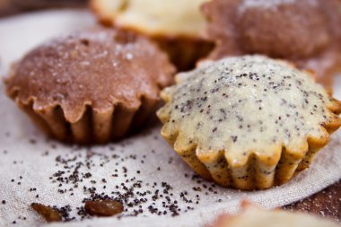 Kuru üzüm ve fındık ile ev yapımı kek