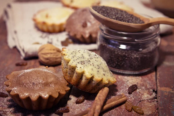 Muffins caseiros com passas e nozes — Fotografia de Stock