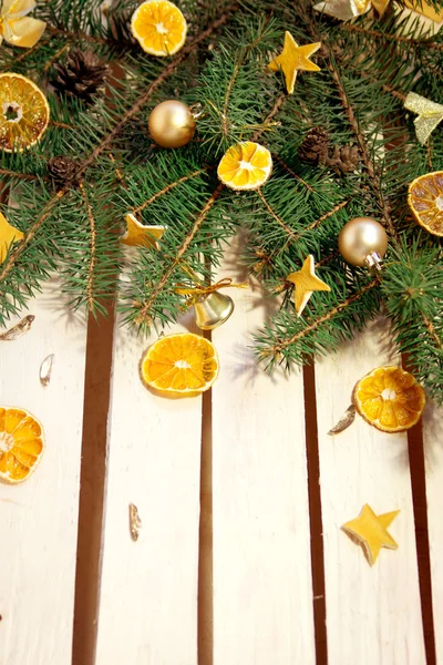 Дерев'яний стіл прикрашений на Новий рік — стокове фото