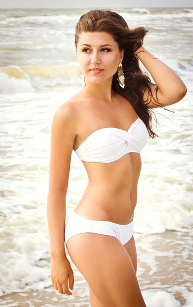 Mujer joven y bonita en bikini en la playa — Foto de Stock