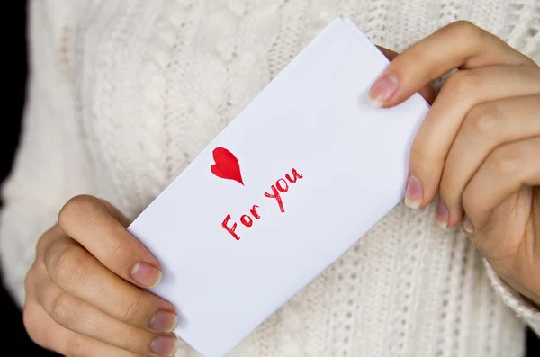 Carte postale pour la Saint Valentin entre les mains de la fille — Photo