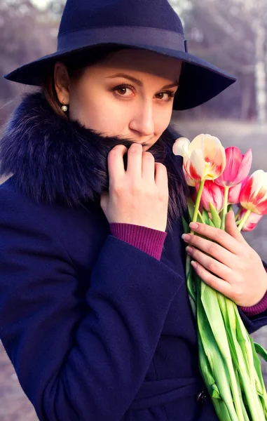 Egy fiatal stílusos lány, tulipán — Stock Fotó