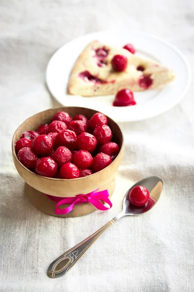 Tarta de cereza con cerezas congeladas — Foto de Stock
