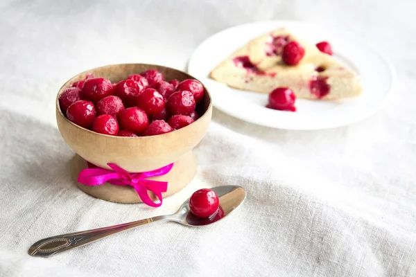 Tarta de cereza con cerezas congeladas — Foto de Stock