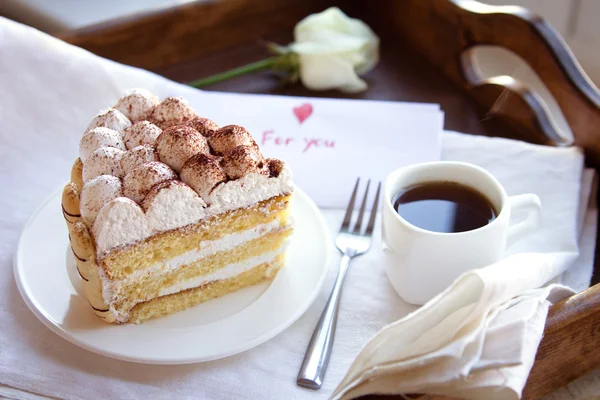 Kaffee und Tiramisu auf dem Tablett — Stockfoto