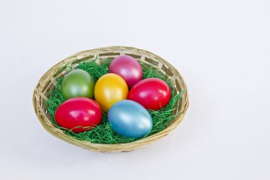Renkli Paskalya yumurtalarıyla dolu Paskalya sepeti