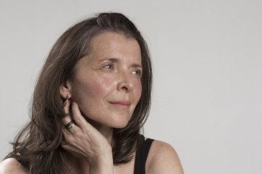 Bir kadın kıdemli dalgın yüzü