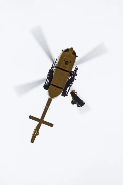 Rettung per Hubschrauber — Stockfoto