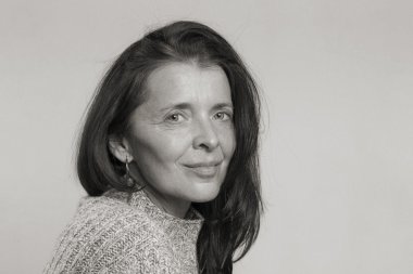 Yaşlı bir kadının dalgın yüz