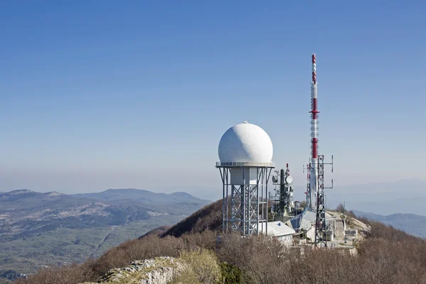 Tecnología y naturaleza en la cumbre — Foto de Stock