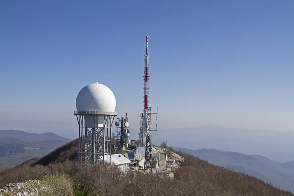 Tecnología y naturaleza en la cumbre — Foto de Stock