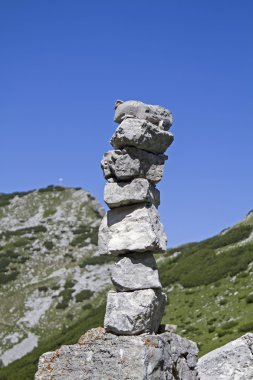 Ester dağlarda taş kule 