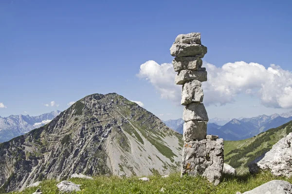 Torre de pedra nas montanhas Ester — Fotografia de Stock