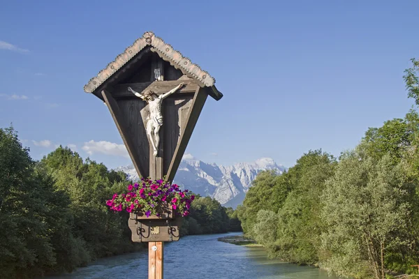 Wayside cross with Wetterstein views — Stock Photo, Image