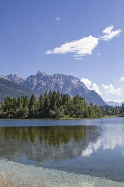 Isar lagring sjön med Karwendel berg — Stockfoto