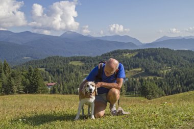 Dağ çayır üzerinde dinlenmek