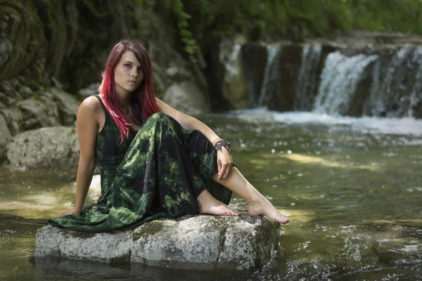 Damsels antes da cachoeira idílica — Fotografia de Stock