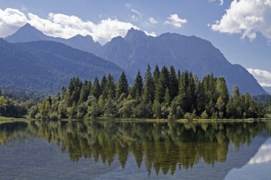 Isar rezervuar ile Karwendel'de Dağları