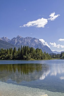Karwendel'de dağlar ve Isar depolama Gölü 