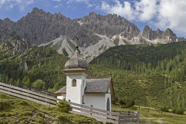 Capela em Karwendel montanhas — Fotografia de Stock