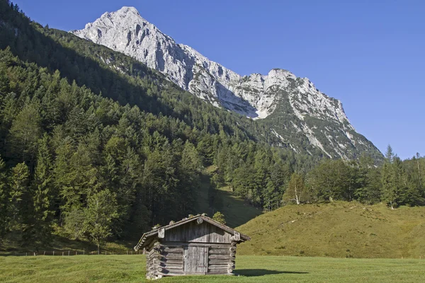 Cabana de feno no Lago Ferchensee — Fotografia de Stock