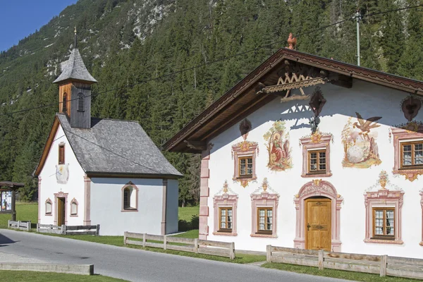 Hagyományos festett épületek in Tirol — Stock Fotó