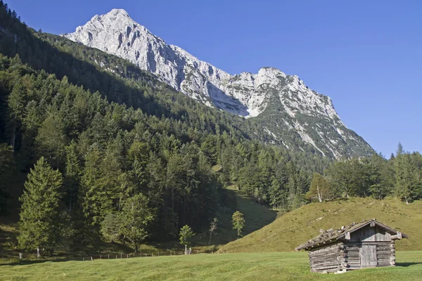 Ferchensee 호수에 건초 오두막 — 스톡 사진