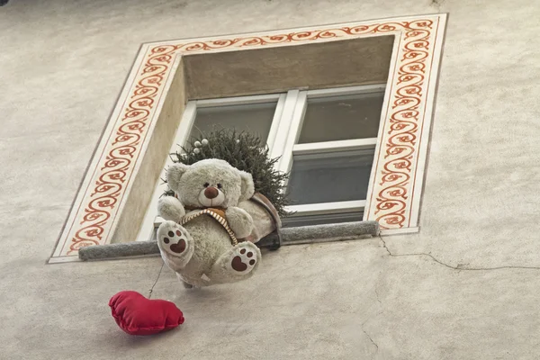 Curiously window decoration in Acqui Terme — Stock Photo, Image