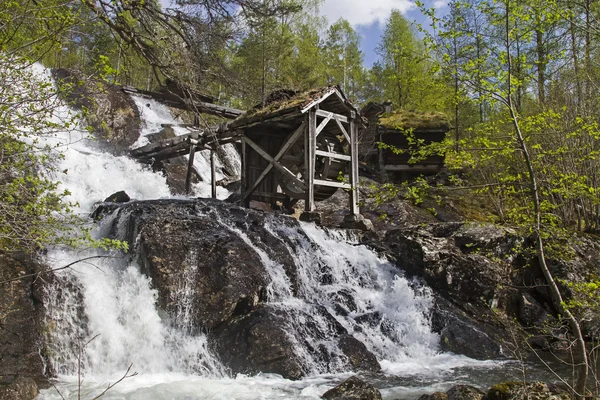 Gamla kvarnen i vattenfallet — Stockfoto