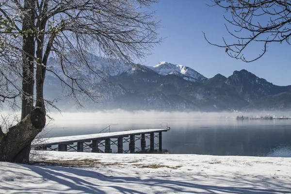 En vintermorgon på sjön Kochel — Stockfoto