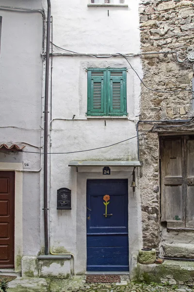 Porta para cada um em Castel Vittorio — Fotografia de Stock