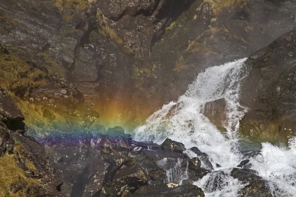 Détail cascade avec arc-en-ciel — Photo