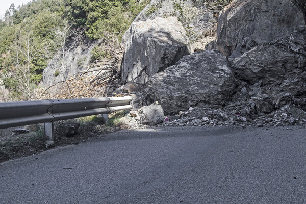 Оползень на дороге
