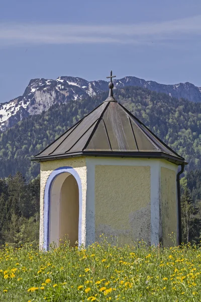 Kleine Wiesenkapelle im Isarwinkel — Stockfoto