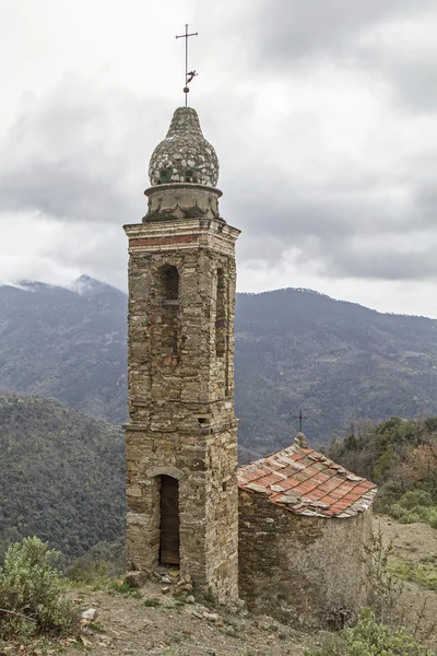 Igreja de montanha em Apeninos — Fotografia de Stock