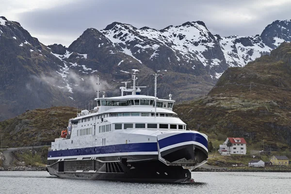 Lofoten ferry at Sorvagen — Stock Photo, Image