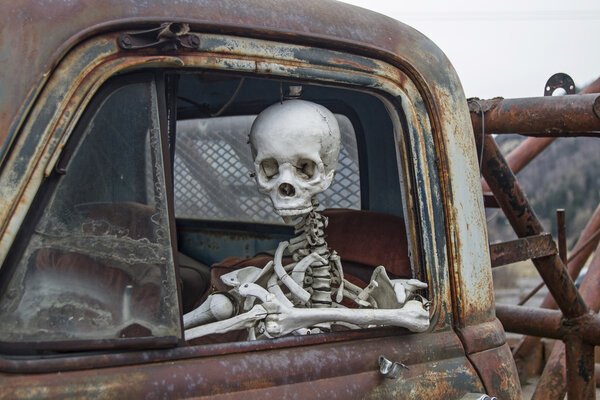 Смерть путешествует с машиной.
