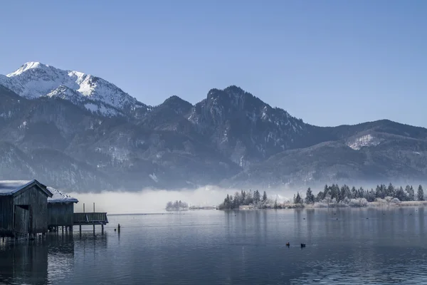 Ein wintermorgen am kochelsee — Stockfoto