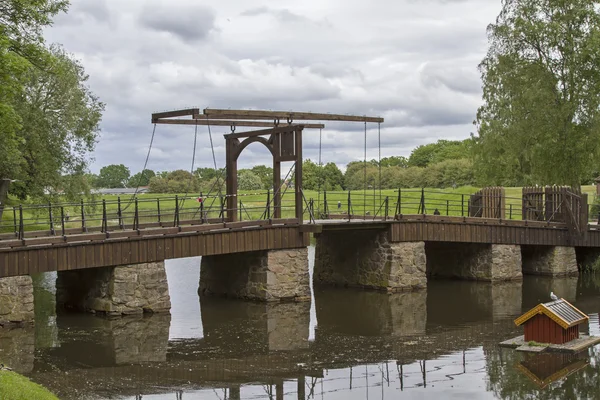 Ponte levadiça sobre o fosso — Fotografia de Stock