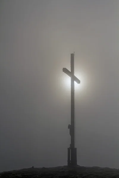 Vrcholový kříž s mlhou — Stock fotografie
