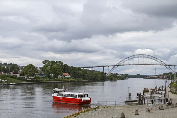 Veerboot en brug over de Glomma — Stockfoto
